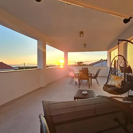 Leilani & Karolina Daire