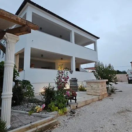 Leilani & Karolina Vrsi