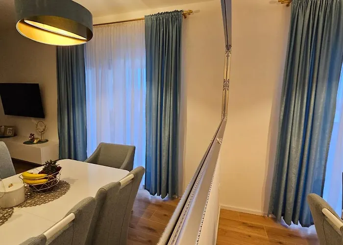 Leilani & Karolina ורסי