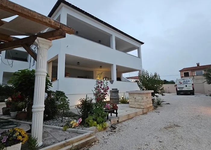 Leilani & Karolina Vrsi